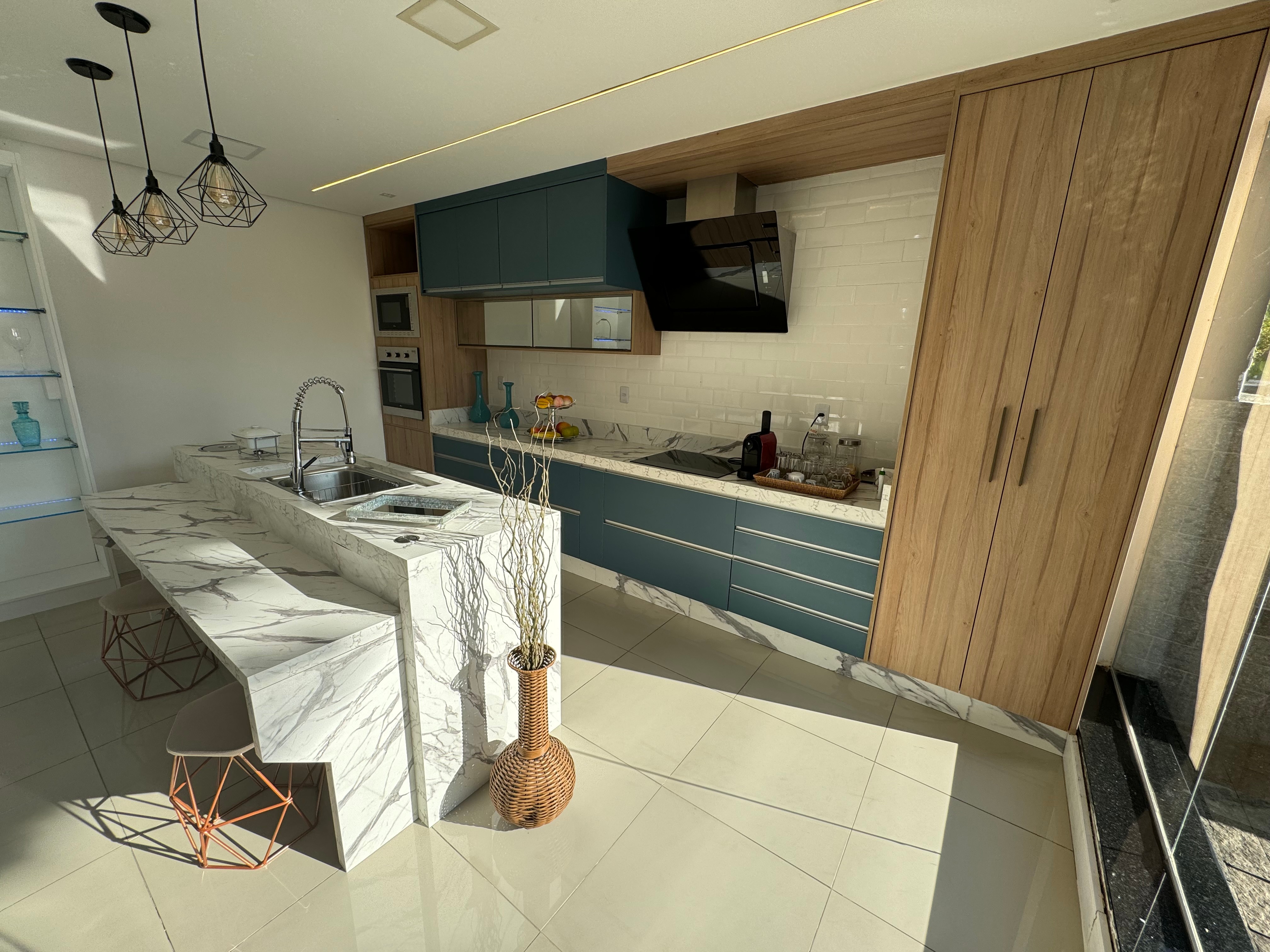 Cozinha planejada com ilha de mármore