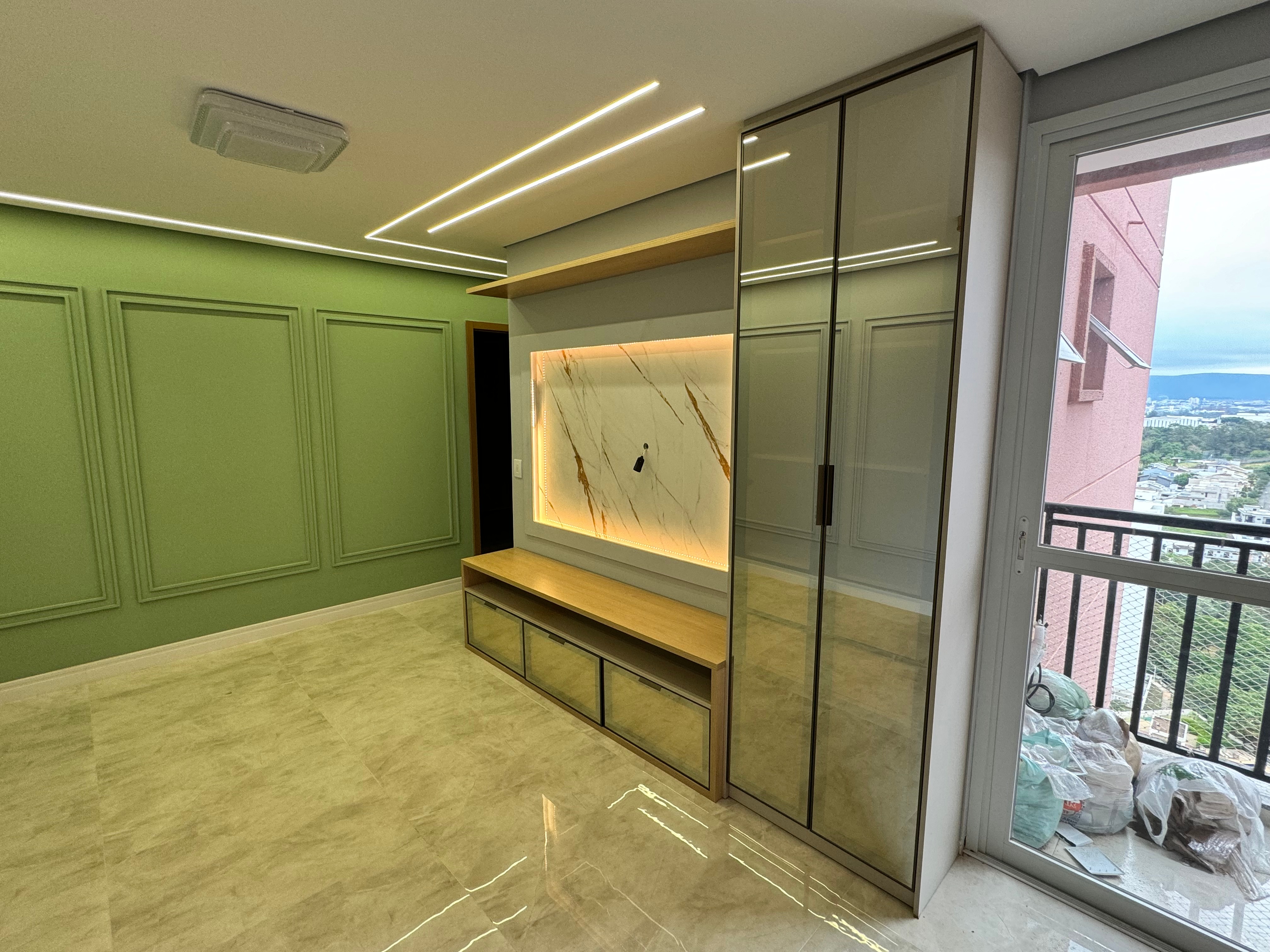 Móvel planejado para sala de estar com iluminação embutida